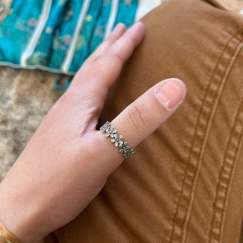 Elegant Silver Floral Ring